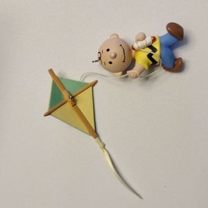 Hallmark charlie Brown "Going Up" Christmas ornament - Everyday display Peanuts